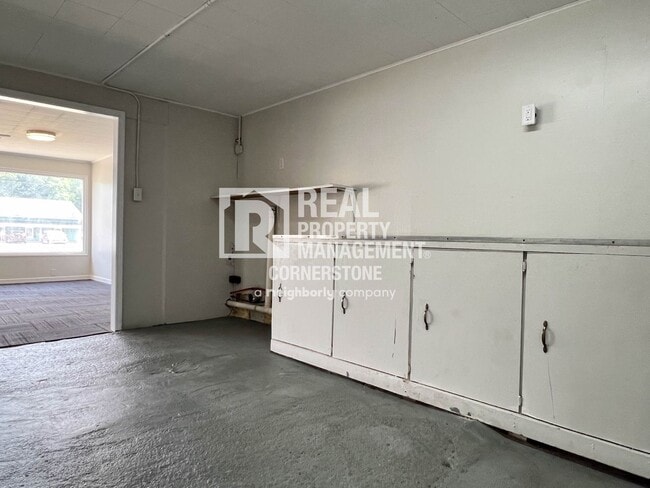 Building Photo - AVAILABLE NOW!! 3 Bedroom Home with Huge Y...