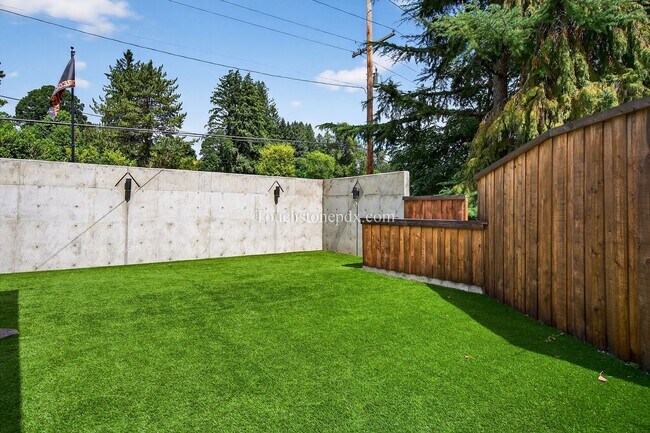 Building Photo - 4.5 Acre Dream Home in Oregon City Awaits
