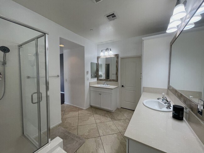 Building Photo - Rosamond 4 Bedroom + 2.5 Bathroom
