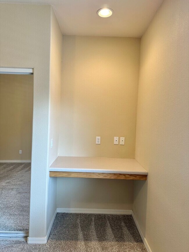 Building Photo - Beautiful 3 bedroom, 3 bathroom home with ...