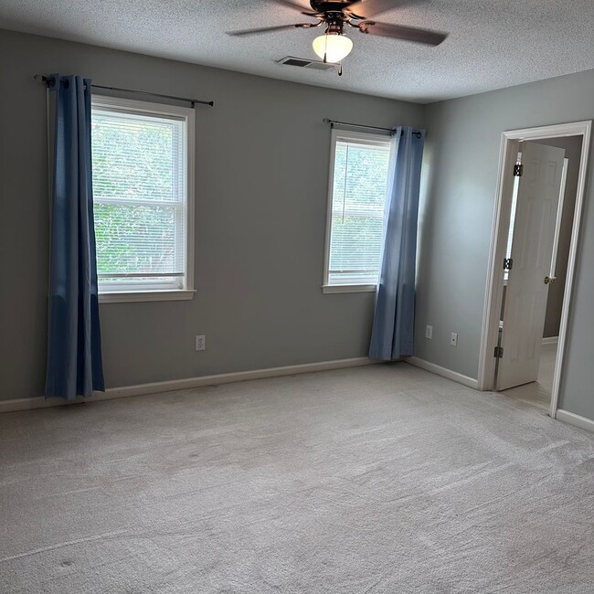 Building Photo - 2 bed, 2.5 bath townhome, all appliances i...