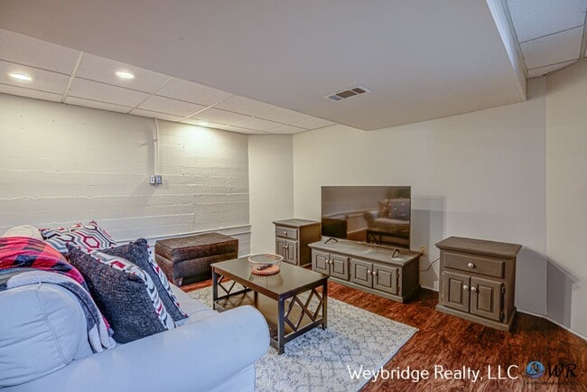 Building Photo - Beautiful 3BD 2.5 Bath w/ Finished Basement in White Oak/Monfort Heights