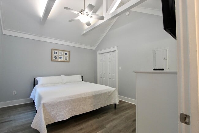 Building Photo - 8 Sally Ln