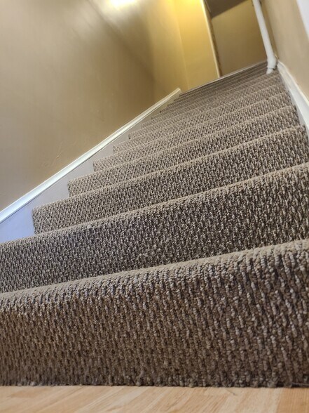 Building Photo - 914 S Center St