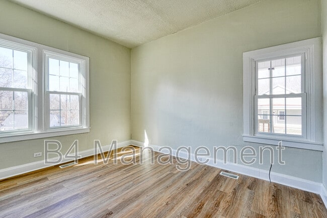 Building Photo - 555 W Peachtree St