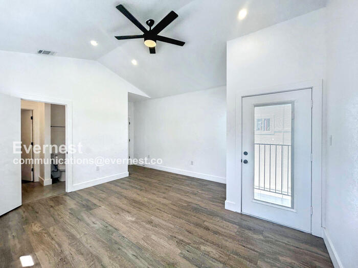 Building Photo - 1804 E Crockett St