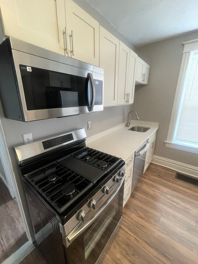 Building Photo - Available Now! One Bedroom Apartment with ...