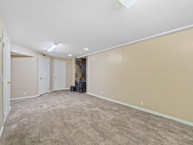 Building Photo - Spacious 5-Bedroom Home for Rent in Sandy, UT