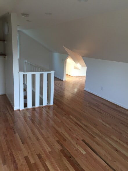 Building Photo - 4070 NE 8th Ave