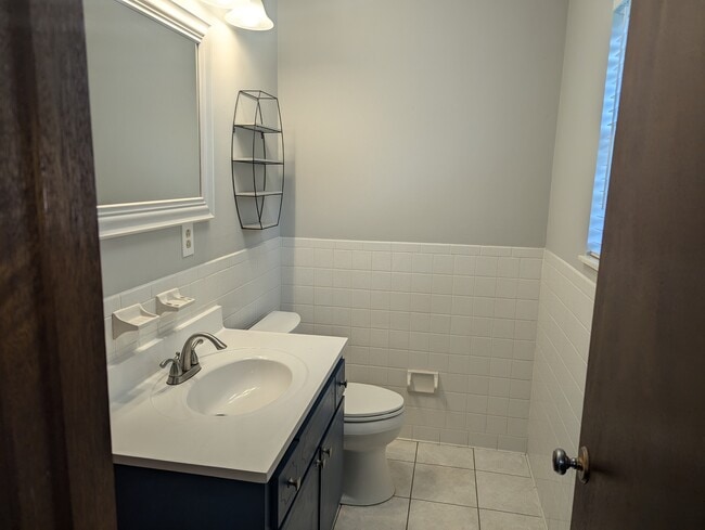 Building Photo - 908 Columbia Rd