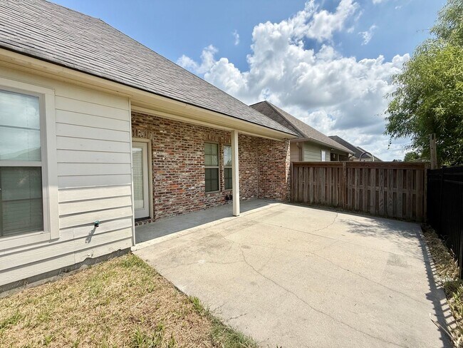 Building Photo - Spacious 4 bedroom 2 bathroom home for rent!