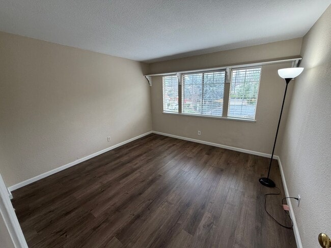 Building Photo - 3 Bed 2.5 Bath Single Family Home In Concord