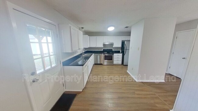 Building Photo - 701 S Valentine Dr