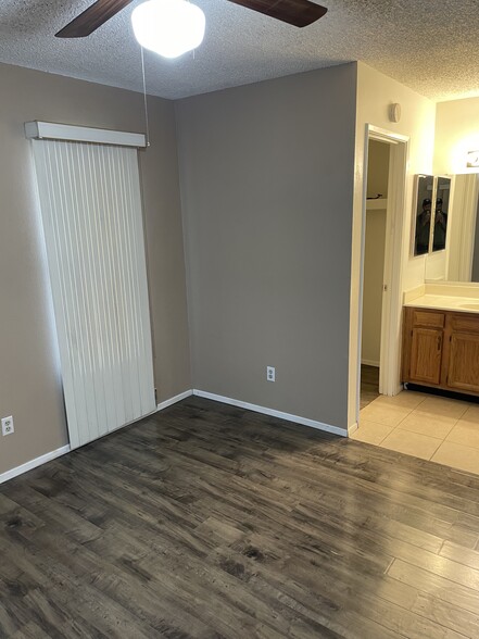 Building Photo - 850 S River Dr