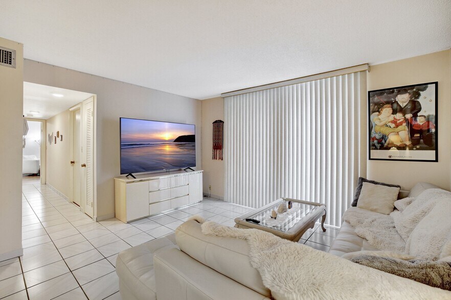 Building Photo - 3113 S Ocean Dr