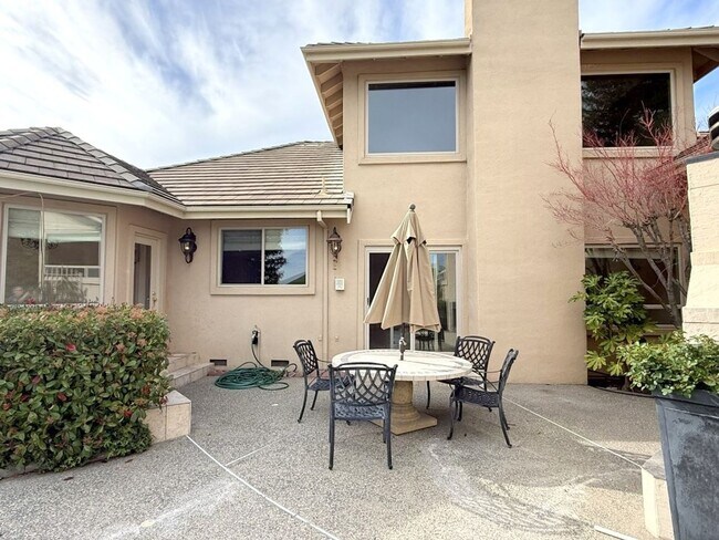 Building Photo - Beautiful custom one story estate located on one of the most desirable streets in Blackhawk Count...