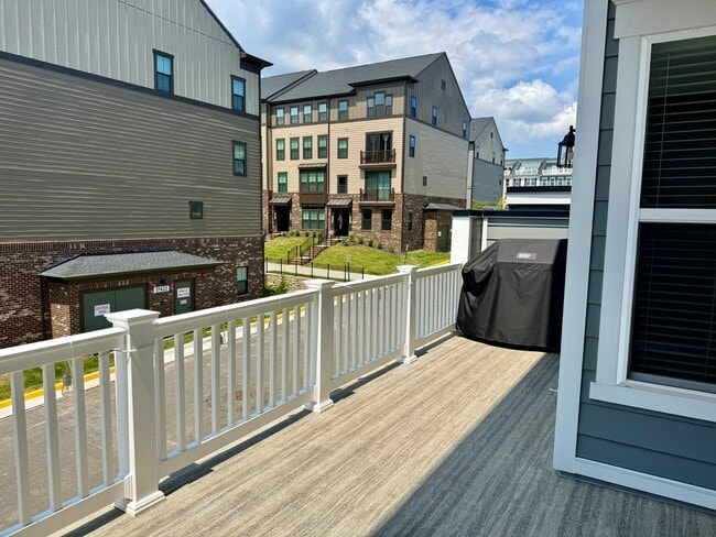 Building Photo - POTOMAC SHORES - BEAUTIFUL VIEWS! (interne...