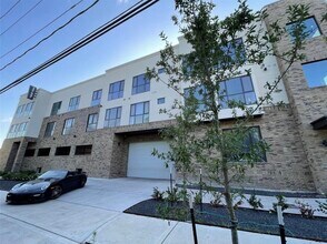 Building Photo - 2727 Houston Ave