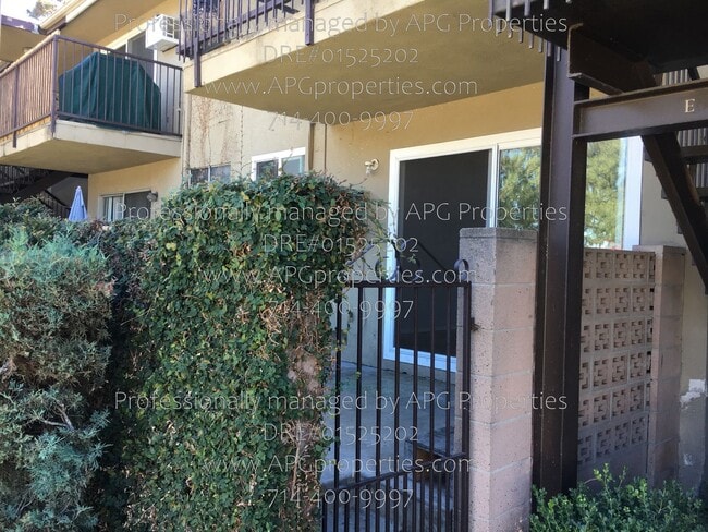 Building Photo - 1850 W Greenleaf Ave