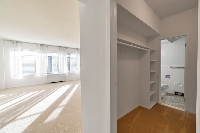 Building Photo - Sun-Filled, Top Floor L Shaped Studio In M...