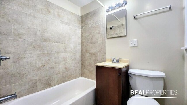 Building Photo - 0 bedroom in CHICAGO IL 60657