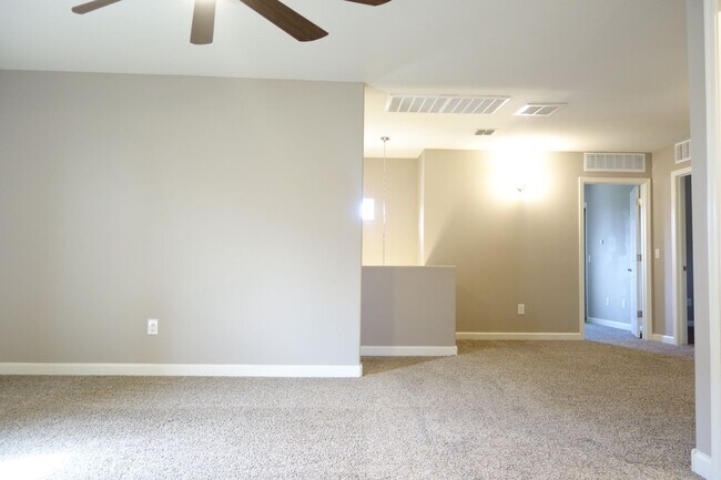 Building Photo - (Vail) Spacious 5 bedroom 3 bath house!