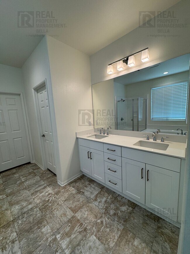 Building Photo - Single-Story Comfort & Style in Prime Heme...