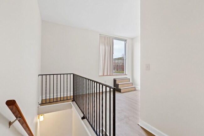 Building Photo - 2005 Lynch St