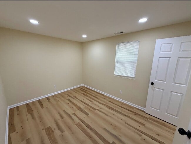 Building Photo - Stylish Renovated Home ! Move in Specials!