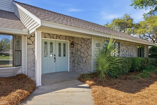 Building Photo - 47 Country Club Dr E