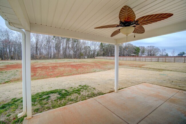 Building Photo - Wonderful Newer Home/Large Lot, District 5 Schools