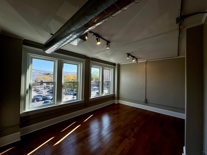 Building Photo - 92 S Main St