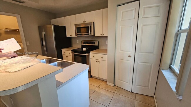 Building Photo - 2255 Anchor Ct