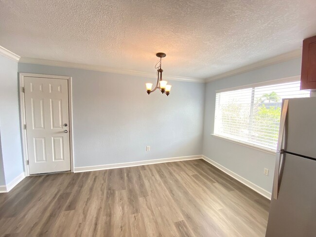 Building Photo - Spacious 3 bedroom, 2 bathroom Condo Locat...