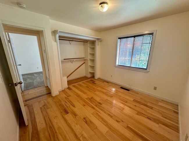 Building Photo - Charming 3 Bedroom 2 Bathroom Home Off Tyl...