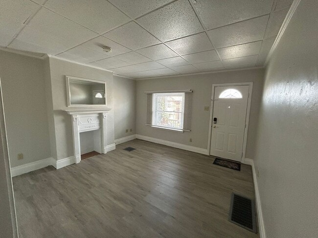 Building Photo - Newly Renovated 2 Bedroom 1.5 Bath in Dorm...