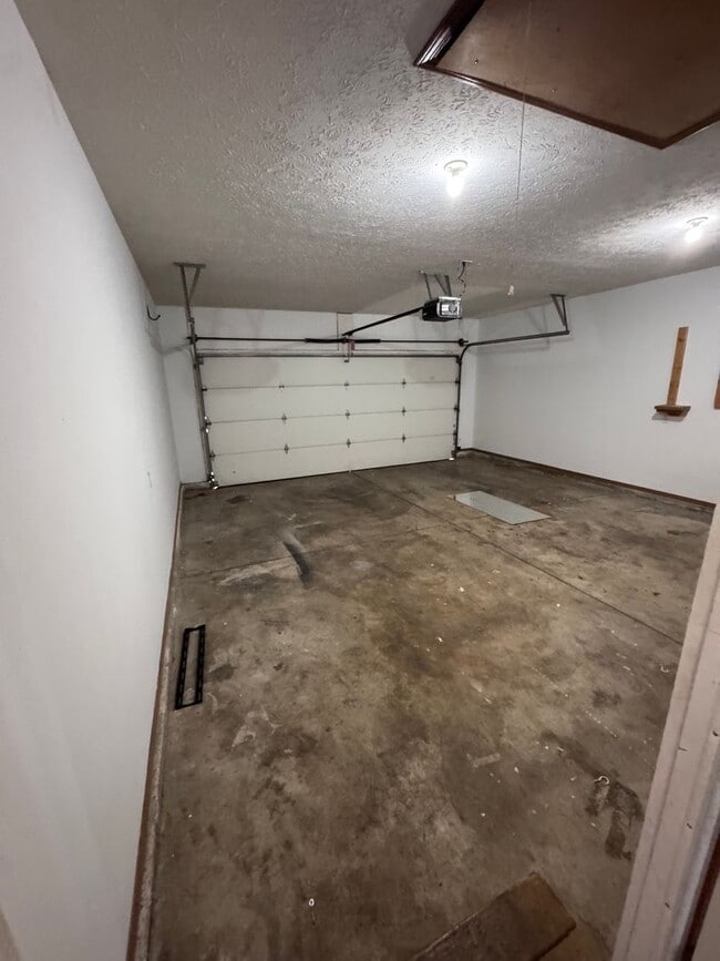 Building Photo - 3 Bed 2 Bath 2 car Home for rent in Republ...