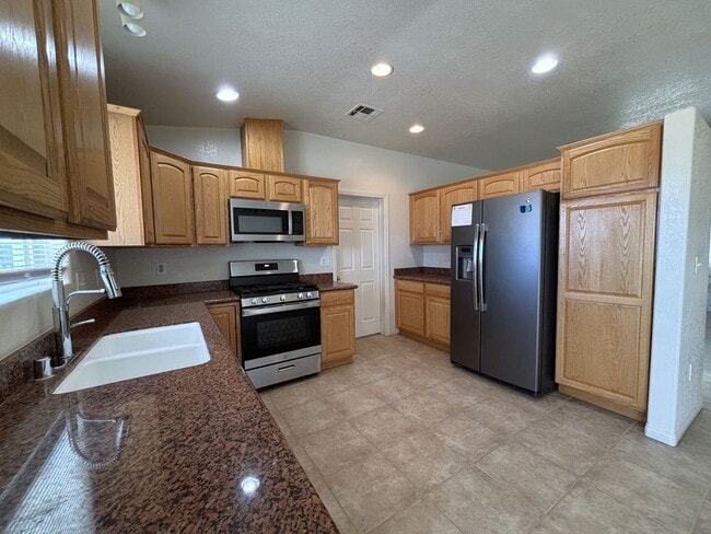 Building Photo - Spacoius Home Available Now!