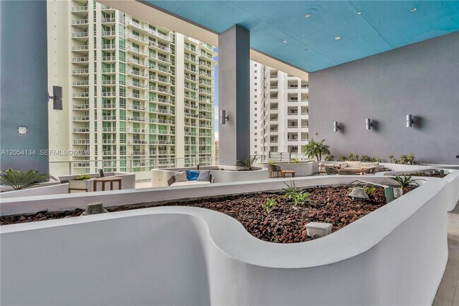 Building Photo - 1300 Brickell Bay Dr