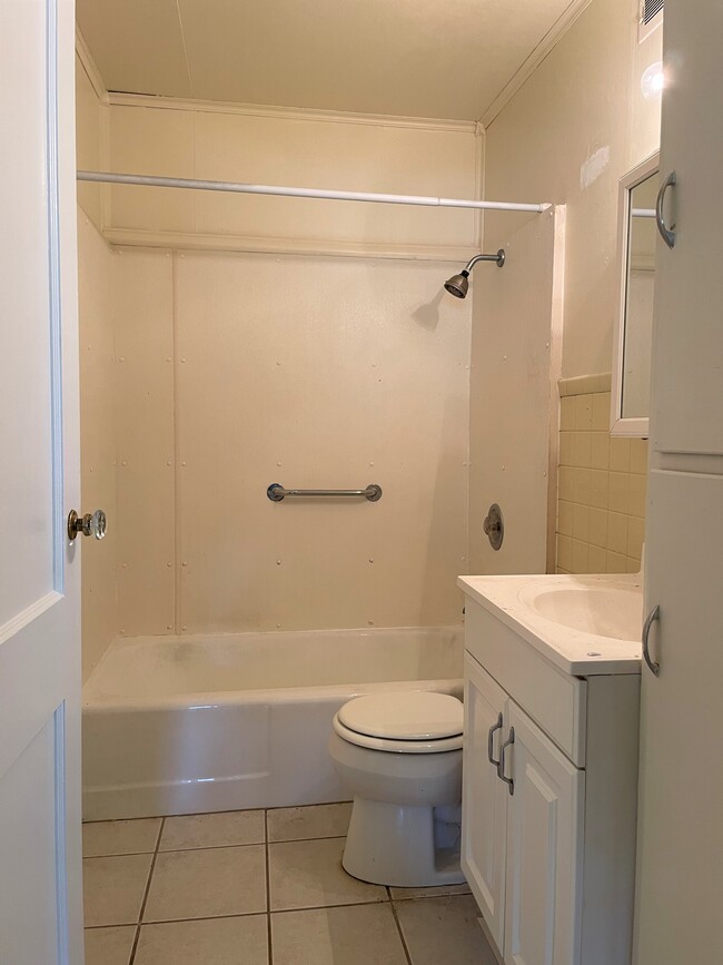 Bathroom - 4441 Hillcrest Dr