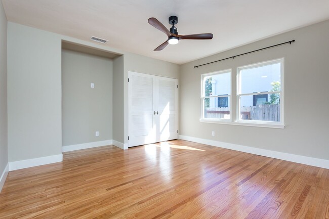 Building Photo - Charming Home in Kensington