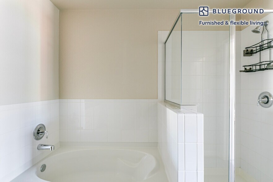 Building Photo - 1051 Commodore Dr