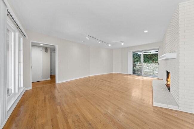 Building Photo - 17 Stallion Rd