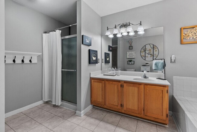 Building Photo - Luxurious 5-Bed, 2.5-Bath Home with Solar Panels in Newport News