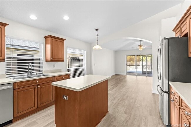 Building Photo - 920 NW Waterlily Pl