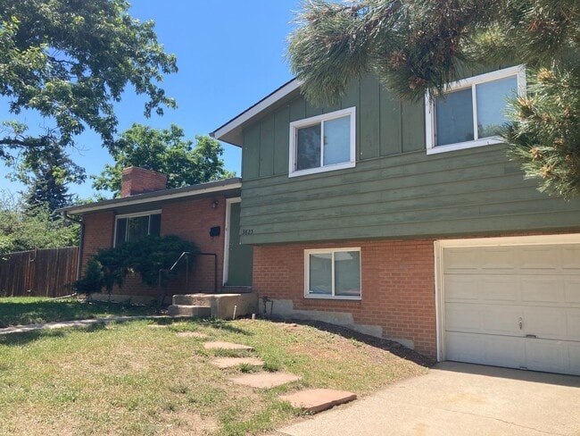 Primary Photo - Huge 5BR, large yard, fireplace, big rooms...