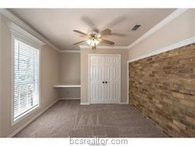 Building Photo - Updated 4 Bed, 2 Bath with Spacious Rooms!
