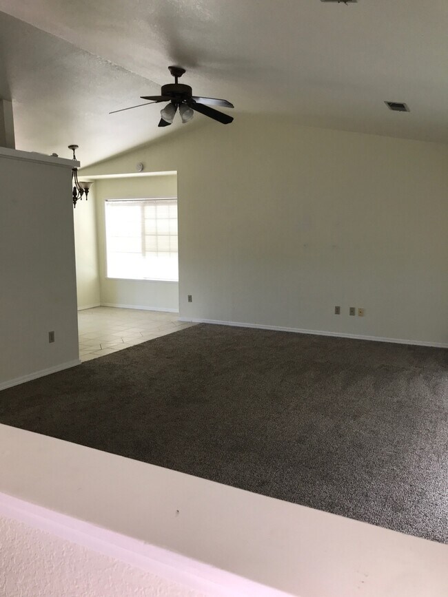Building Photo - 3 Bedroom 2 Bath home w Garage