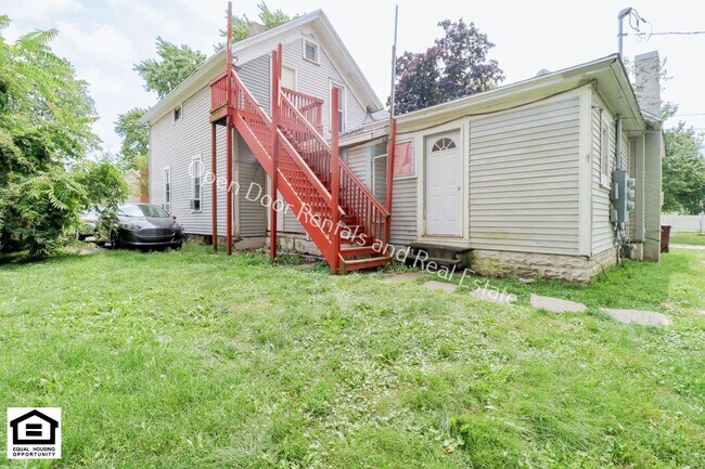 Building Photo - 603 N Van Buren St