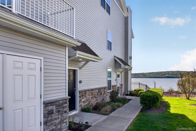 Building Photo - 402 Sacandaga Loop